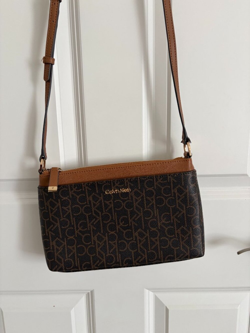 Calvin Klein Signature Crossbody EUC